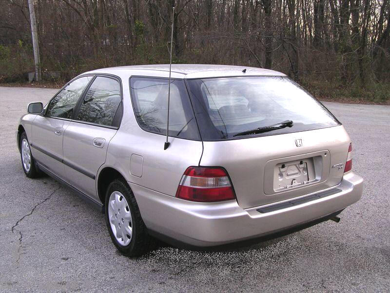 Photo of a 1993 Honda Accord Wagon with a Power Antenna Mast, rear view......